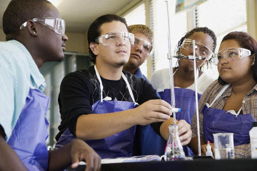 西方人,伙伴,朋友,学校,站,横图,室内,白天,正面,友谊,安全,实验,仪器,窗户,杯子,欧洲,非洲,黑人,欧洲人,五个人,握,服装,研究,透明,分析,化学,测试,烧杯,水槽,围裙,眼镜,墙,防护,记事本,许多人,拿,拿着,注视,休闲装,水斗,校园,玻璃窗,墙壁,墙面,玻璃制品,衣服,本子,笔记本,玻璃瓶,瓶子,观察,看,站着,一群人,休闲,教室,同学,休闲服,器皿,握着,服饰,观看,护目镜,保护,察看,校友,关注,保险,计量,玻璃仪器,试验耗材,实验用品,铁架台,保全,周全,安稳,安定,同窗,学友,安全防护眼镜,平安,友情,男人,男性,年轻男性,年轻女性,女人,女性,白种人,非洲人,玻璃杯,站立,半身,彩图,防护眼镜