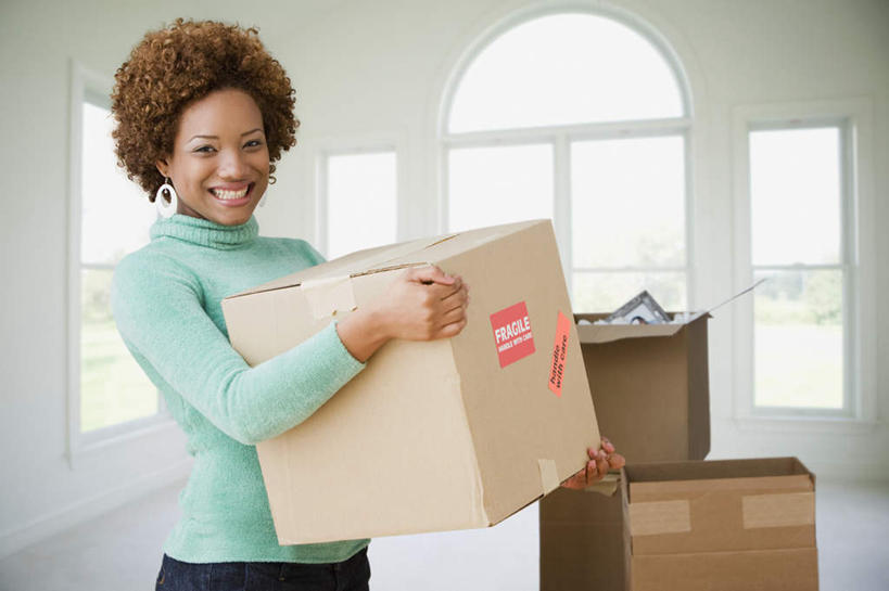 西方人,一个人,站,笑,微笑,横图,室内,白天,正面,毛衣,窗户,欧洲,欧洲人,仅一个年轻女性,仅一个女性,仅一个人,握,包装,纸箱,墙,拿,拿着,注视,玻璃窗,墙壁,墙面,装饰品,白色,耳环,容器,饰品,首饰,箱子,观察,看,站着,握着,观看,搬家,察看,迁移,关注,纸板箱,线衫,包装箱,迁居,乔迁,搬迁,耳饰,年轻女性,女人,女性,白种人,站立,半身,彩图,绒衣,套衫,套头毛衣,线衣