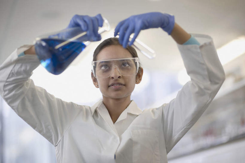 东方人,一个人,科学家,站,举,笑,微笑,露齿笑,横图,室内,白天,仰视,安全,实验,仪器,亚洲,仅一个年轻女性,仅一个女性,仅一个人,握,服装,朦胧,模糊,研究,透明,分析,化学,测试,烧瓶,试管,眼镜,液体,锥形瓶,防护,拿,拿着,注视,黄种人,玻璃制品,衣服,白色,玻璃瓶,瓶子,手套,观察,看,托,站着,橡胶,器皿,握着,服饰,观看,护目镜,保护,察看,衣着,科研人员,白大褂,穿着,关注,保险,研究者,橡胶手套,橡胶制品,实验服,科学研究者,玻璃仪器,试验耗材,实验用品,医用手套,保全,周全,安稳,安定,三角烧瓶,依氏烧瓶,锥形烧瓶,安全防护眼镜,衣饰,平安,年轻女性,女人,女性,亚洲人,科学工作者,举起,举手,举着,向上举,向上伸,向上托,站立,半身,彩图,低角度拍摄,实验衣,防护眼镜