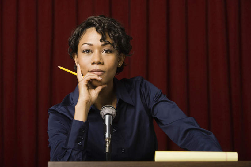 西方人,一个人,商务人士,商务女性,站,横图,室内,白天,正面,欧洲,非洲,黑人,欧洲人,仅一个年轻女性,仅一个女性,仅一个人,撑,握,套装,笔,办公用品,拿,拿着,托腮,注视,文具,话筒,讲台,铅笔,学习用品,观察,看,托,站着,握着,帷幕,观看,文具用品,察看,麦克风,关注,扩音器,托下巴,帷幔,演说台,商务装,幕布,幕帘,传声器,工薪阶层,演讲台,微音器,帷幔布,年轻女性,女人,女性,非洲人,白领,上班族,站立,半身,彩图