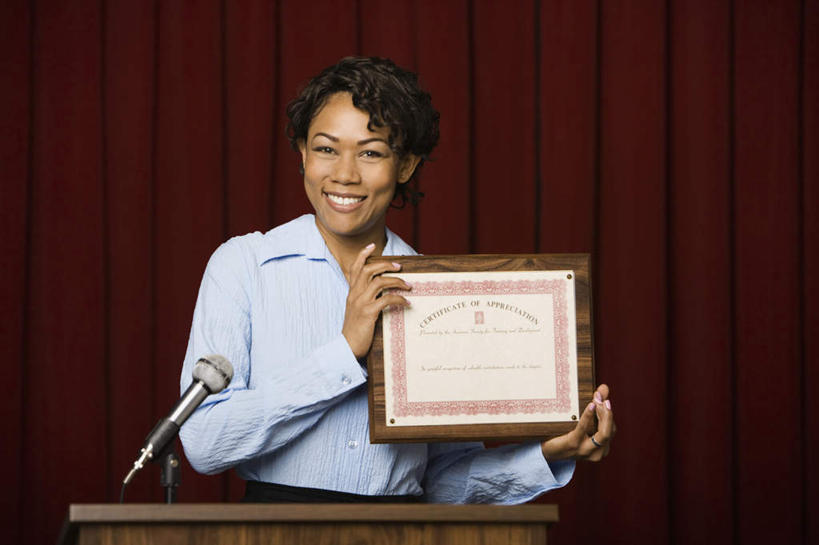 西方人,一个人,商务人士,商务女性,站,笑,微笑,露齿笑,横图,室内,白天,正面,成功,胜利,欧洲,非洲,黑人,欧洲人,仅一个年轻女性,仅一个女性,仅一个人,握,套装,拿,拿着,注视,话筒,讲台,观察,看,站着,光彩,握着,观看,察看,麦克风,证书,关注,扩音器,演说台,商务装,荣誉,传声器,工薪阶层,演讲台,荣耀,微音器,光荣,年轻女性,女人,女性,非洲人,白领,上班族,站立,半身,彩图,获奖证书,荣誉证书