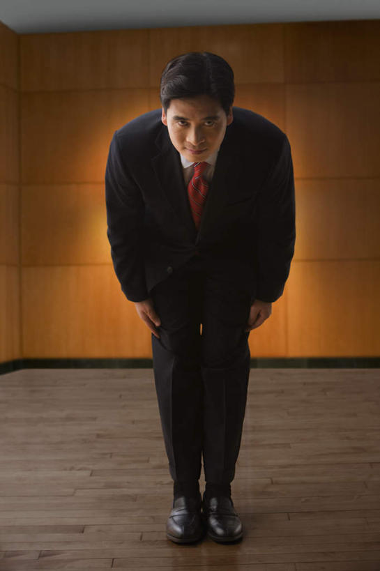 东方人,一个人,商务人士,商务男性,站,竖图,室内,白天,正面,衬衫,亚洲,仅一个男性,仅一个人,仅一个中年男性,弯腰,阴影,套装,反射,影子,墙,领带,注视,黄种人,墙壁,墙面,观察,看,站着,橙色,观看,鞠躬,察看,象征,庄重,关注,礼仪,商务装,身份,工薪阶层,弯身,尊敬,正式,地位,恭敬,男人,男性,中年男性,亚洲人,白领,上班族,站立,彩图,全身,衬衣