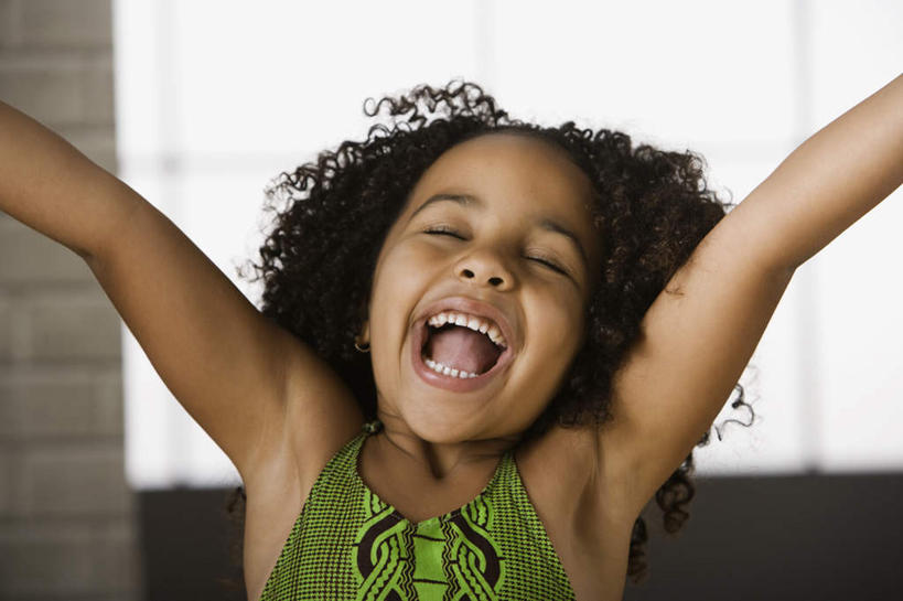 西方人,儿童,一个人,站,举,闭眼,横图,室内,白天,正面,纯洁,窗户,欧洲,欧洲人,仅一个女性,仅一个人,服装,墙,大喊,休闲装,玻璃窗,墙壁,墙面,小孩,衣服,托,站着,张嘴,仅一个小孩,休闲,休闲服,可爱,童年,童趣,服饰,大叫,张大嘴巴,童真,烂漫,无邪,大呼,天真,女孩,女人,女性,白种人,孩子,张开嘴,闭眼睛,闭着眼,闭着眼睛,举起,举手,举着,向上举,向上伸,向上托,站立,半身,彩图,女生