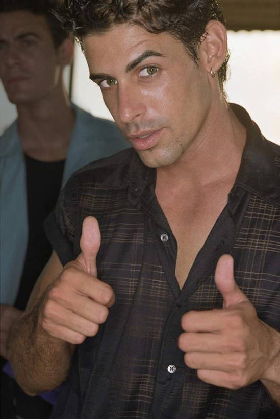 西方人,两个人,伙伴,朋友,站,笑,微笑,竖图,室内,白天,正面,友谊,智慧,欧洲,欧洲人,突出,服装,注视,休闲装,称赞,表扬,衣服,观察,看,手势,站着,休闲,休闲服,竖,服饰,观看,翘,高,察看,夸奖,优秀,关注,好,妙,顺利,出色,超群,杰出,卓越,奇妙,聪明,友情,男人,男性,年轻男性,白种人,大拇指,站立,半身,彩图