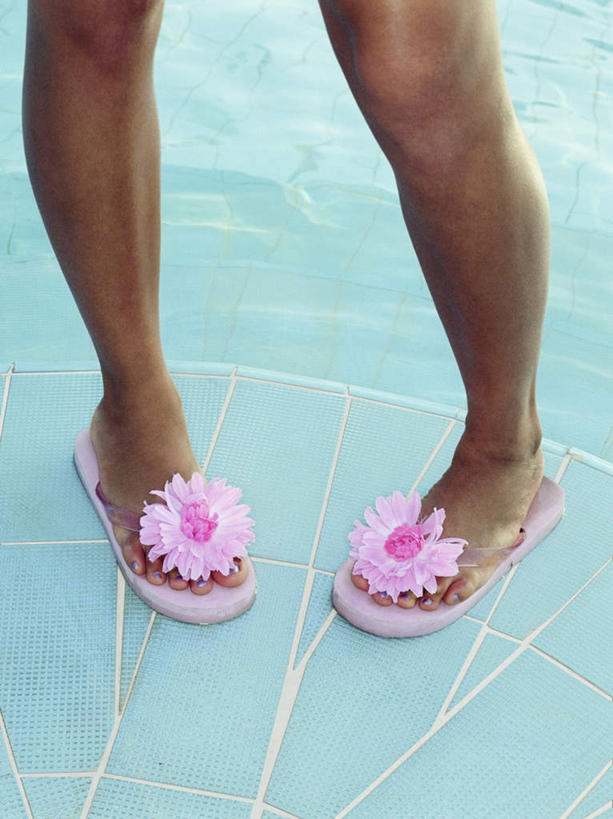 西方人,腿部,脚,脚趾,脚趾甲,腿,一个人,站,竖图,俯视,室外,特写,白天,凉鞋,鞋子,欧洲,欧洲人,仅一个年轻女性,仅一个女性,仅一个人,装饰,盛开,花蕾,花,花瓣,花朵,鲜花,花苞,花蕊,站着,华丽,修饰,点缀,衬托,美观,雅致,雅观,年轻女性,女人,女性,白种人,脚指甲,站立,半身,彩图,高角度拍摄,夹趾拖鞋,人字拖,人字拖鞋