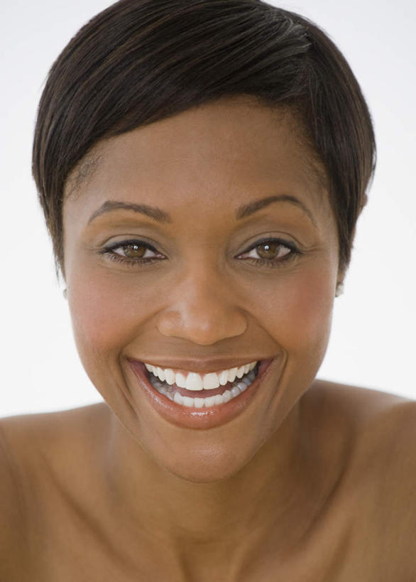 西方人,脸,头,脸颊,锁骨,肩胛骨,胸骨,肋骨,一个人,笑,微笑,露齿笑,竖图,室内,特写,白天,白色背景,正面,欧洲,非洲,黑人,欧洲人,仅一个女性,仅一个人,注视,裸露,肩膀,观察,看,仅一个中年女性,摄影,影棚,观看,察看,关注,裸,胸椎,腰骨,肋软骨,女人,女性,中年女性,非洲人,头部,脸部,脸蛋,面部,半身,彩图,影棚拍摄,拍摄