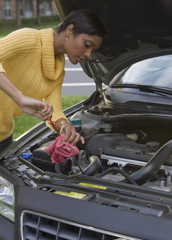 西方人,一个人,站,竖图,室外,白天,正面,汽车,纺织品,欧洲,非洲,黑人,欧洲人,仅一个女性,仅一个人,一辆,擦,抚摸,弯腰,握,服装,布,织物,拿,拿着,注视,休闲装,抹布,车,衣服,黄色,交通工具,轿车,观察,看,站着,仅一个中年女性,休闲,休闲服,擦拭,握着,服饰,观看,修理,察看,关注,载具,弯身,补缀,修缮,揩擦,拭,女人,女性,中年女性,非洲人,站立,半身,彩图,轻抚