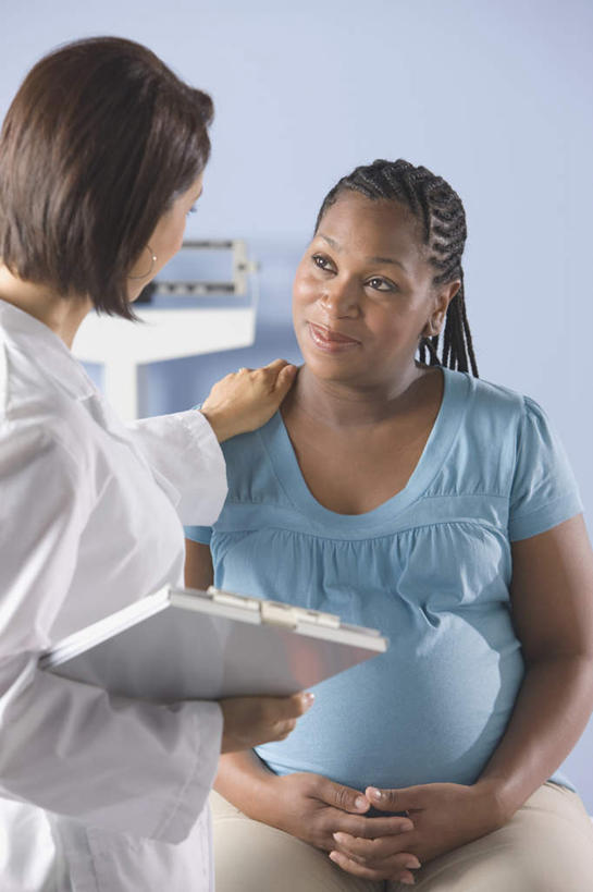 西方人,孕妇,腹部,两个人,医生,医院,站,坐,笑,微笑,竖图,室内,白天,正面,床,欧洲,非洲,黑人,欧洲人,握,服装,材料,档案,文件,纸,床单,拿,拿着,注视,被子,衣服,白色,病床,手稿,听诊器,资料,观察,记录,看,站着,医护人员,医疗人员,怀孕,握着,服饰,观看,证明,察看,医疗设备,被单,待产,衣着,白大褂,穿着,关注,文档,医疗器械,医疗工具,实验服,医疗机构,记载,妊娠,准妈妈,衣饰,记实,纪录,检测工具,女人,女性,中年女性,白种人,非洲人,腹,肚子,产妇,大夫,站立,坐着,半身,彩图,病院,诊所,护理床,医疗床,实验衣,病历