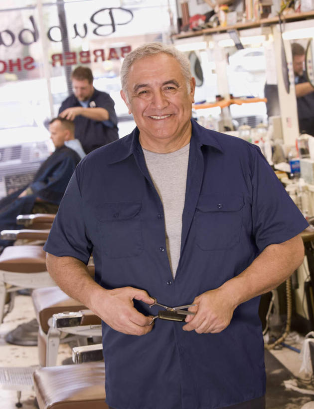 西方人,三个人,理发师,站,坐,笑,微笑,露齿笑,竖图,室内,白天,正面,椅子,欧洲,欧洲人,握,修剪,服装,工具,剪刀,拿,围兜,拿着,注视,休闲装,顾客,衣服,观察,看,站着,休闲,休闲服,握着,服饰,观看,理发店,裁剪,察看,剪子,剪裁,切割,关注,理发围布,主顾,剪发围布,理发围兜,围布,老年男性,男人,男性,中年男性,白种人,发型师,理发员,美发师,站立,坐着,半身,彩图,剪发椅,理发椅,美发椅,液压椅,油压椅