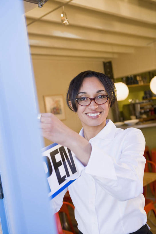 西方人,一个人,店员,站,笑,微笑,露齿笑,竖图,室内,白天,正面,窗户,天花板,欧洲,欧洲人,仅一个女性,仅一个人,一副,握,阴影,服装,反射,英文,标志,文字,眼镜,影子,字符,字母,墙,注视,休闲装,标识,玻璃窗,墙壁,墙面,衣服,白色,观察,看,站着,仅一个中年女性,营业员,休闲,休闲服,握着,服饰,观看,英文字母,察看,关注,咖啡店,咖啡屋,近视眼镜,销售人员,女人,女性,中年女性,白种人,售货员,站立,半身,彩图,咖啡馆