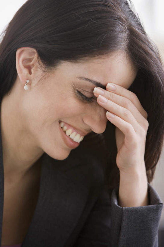 西方人,脸,头,脸颊,手,头发,一个人,商务人士,商务女性,站,闭眼,笑,微笑,露齿笑,竖图,室内,特写,白天,正面,欧洲,欧洲人,仅一个年轻女性,仅一个女性,仅一个人,阴影,套装,反射,影子,棕色,耳钉,肩膀,装饰品,饰品,首饰,站着,手部,遮,遮掩,单手,掩盖,遮挡,商务装,工薪阶层,遮盖,掩饰,耳饰,年轻女性,女人,女性,白种人,头部,长发,直发,脸部,脸蛋,面部,白领,上班族,闭眼睛,闭着眼,闭着眼睛,站立,半身,彩图