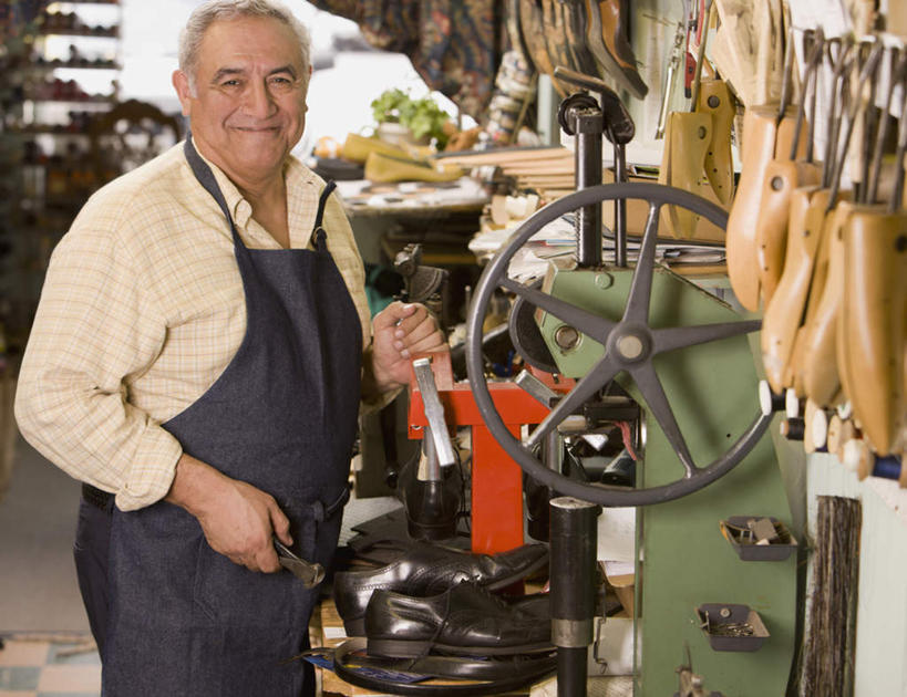 西方人,一个人,鞋匠,工厂,站,笑,微笑,横图,室内,白天,侧面,机器,鞋子,欧洲,欧洲人,仅一个男性,仅一个人,阴影,服装,反射,工具,轮子,围裙,影子,扭头,注视,休闲装,工人,衣服,观察,看,站着,转头,仅一个老年男性,休闲,休闲服,机械,服饰,观看,察看,关注,老年男性,男人,男性,白种人,站立,半身,彩图,工地,制造厂