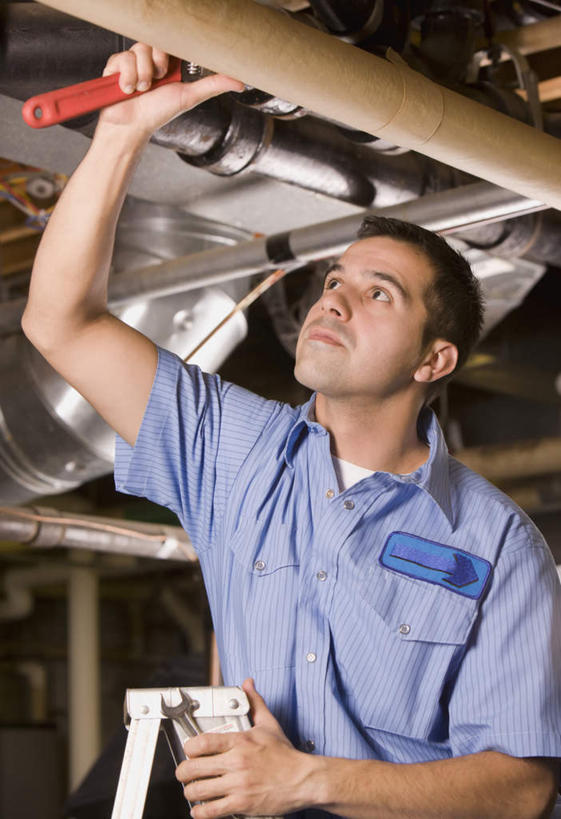 西方人,一个人,机修工,举,竖图,室内,白天,正面,工作服,衬衫,制服,欧洲,欧洲人,仅一个男性,仅一个人,阴影,反射,工具,管子,影子,注视,水管,工人,仅一个年轻男性,观察,看,托,观看,扳手,修理,察看,关注,扳头,工作制服,男人,男性,年轻男性,白种人,机械师,机修工人,举起,举手,举着,抬头,向上举,向上伸,向上托,仰头,半身,彩图,衬衣,工作套服