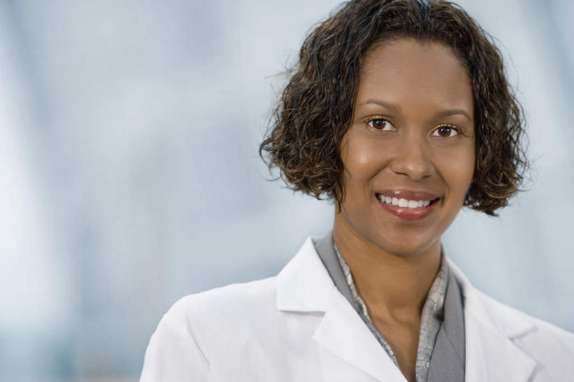 西方人,脸,头,脸颊,头发,一个人,医生,站,笑,微笑,露齿笑,横图,室内,特写,白天,正面,欧洲,非洲,黑人,欧洲人,仅一个女性,仅一个人,阴影,服装,朦胧,模糊,反射,影子,棕色,注视,肩膀,衣服,白色,观察,看,站着,仅一个中年女性,医护人员,医疗人员,服饰,观看,察看,衣着,白大褂,穿着,关注,实验服,衣饰,女人,女性,中年女性,非洲人,头部,卷发,脸部,脸蛋,面部,大夫,站立,半身,彩图,实验衣,短发