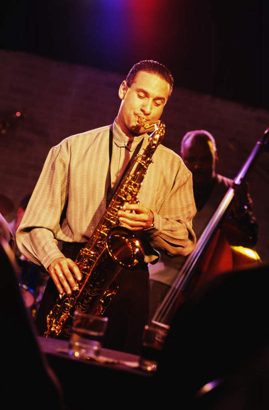 西方人,一个人,酒吧,坐,闭眼,竖图,室内,夜晚,正面,聚会,奢侈,夜生活,欧洲,欧洲人,仅一个男性,仅一个人,仅一个中年男性,握,阴影,服装,艺术,光线,金属,影子,灯光,管乐器,乐器,萨克斯,铜管乐器,音乐,吹奏,演奏,休闲装,娱乐,衣服,休闲,休闲服,放松,握着,服饰,夜店,萨克斯风,萨克斯管,夜总会,男人,男性,中年男性,白种人,闭眼睛,闭着眼,闭着眼睛,坐着,半身,彩图,酒吧间,酒馆