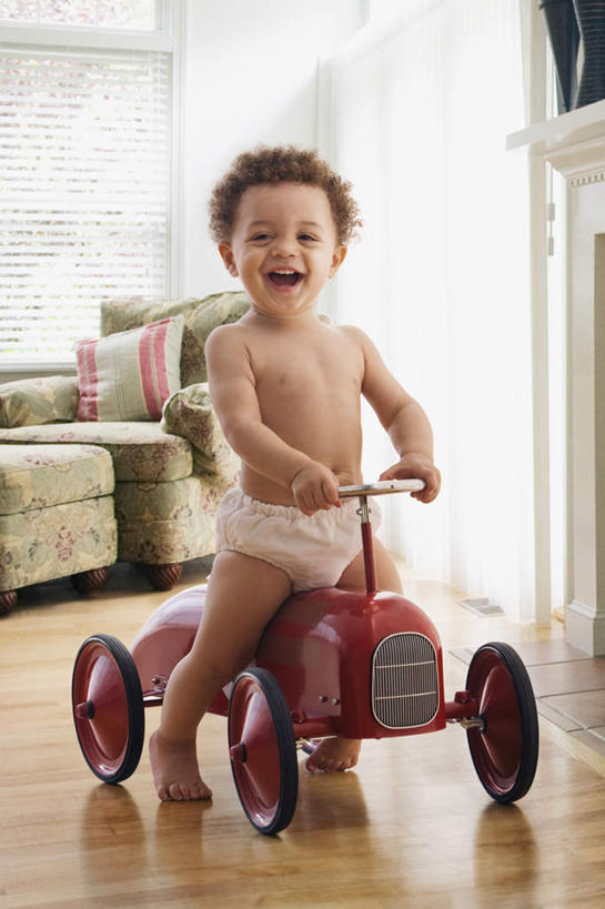 西方人,婴儿,儿童,一个人,客厅,站,笑,微笑,露齿笑,竖图,室内,白天,正面,纯洁,窗户,靠垫,沙发,自行车,欧洲,非洲,黑人,欧洲人,仅一个人,握,阴影,反射,影子,墙,靠枕,注视,裸露,尿布,纸尿裤,尿不湿,玻璃窗,墙壁,墙面,车,脚踏车,小孩,垫子,枕头,交通工具,观察,看,站着,可爱,握着,活泼,观看,察看,起居室,纸尿布,关注,载具,宝宝,裸,儿童车,布艺沙发,纯真,烂漫,无邪,纸尿片,客堂,儿童自行车,伶俐,天真,非洲人,孩子,站立,彩图,全身