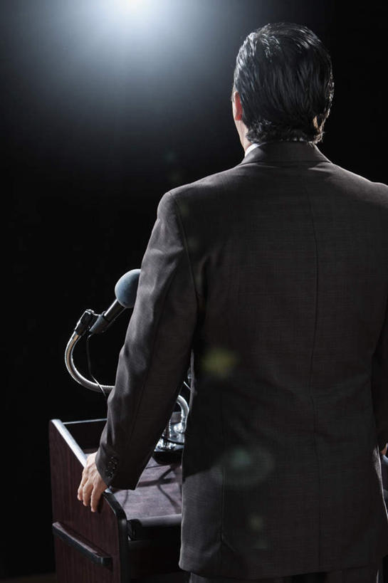 西方人,一个人,商务人士,商务男性,站,竖图,室内,白天,衬衫,照明,欧洲,欧洲人,仅一个男性,仅一个人,仅一个中年男性,阴影,黑色背景,套装,光线,影子,灯光,灯,背面,话筒,讲台,灯具,站着,摄影,影棚,聚光灯,照亮,麦克风,照明设备,扩音器,演说台,商务装,传声器,工薪阶层,演讲台,微音器,男人,男性,中年男性,白种人,白领,上班族,站立,半身,彩图,影棚拍摄,衬衣,拍摄