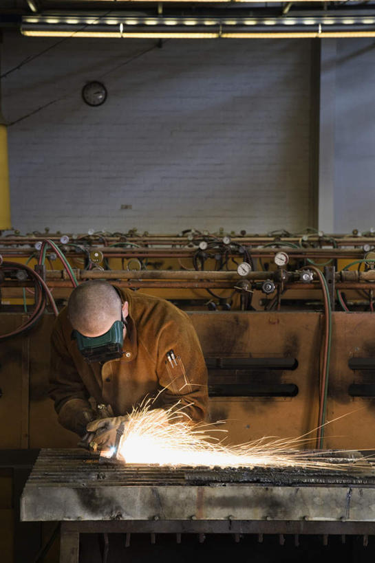 西方人,一个人,焊工,工厂,站,竖图,室内,白天,正面,工作服,制服,安全,欧洲,欧洲人,仅一个男性,仅一个人,连接,握,组合,时间,火花,时钟,墙,防护,拿,计时,拿着,注视,墙壁,墙面,仅一个年轻男性,挂钟,钟表,低头,观察,看,站着,表,握着,观看,保护,电焊,焊接,察看,紧固,关注,面罩,拼接,拼凑,保险,焊枪,拼合,凑集,聚合,撮合,保全,周全,安稳,安定,牢固,电弧焊,工作制服,平安,男人,男性,年轻男性,白种人,钟,电焊工,焊接工,站立,半身,彩图,工作套服,工地,制造厂,电焊面罩