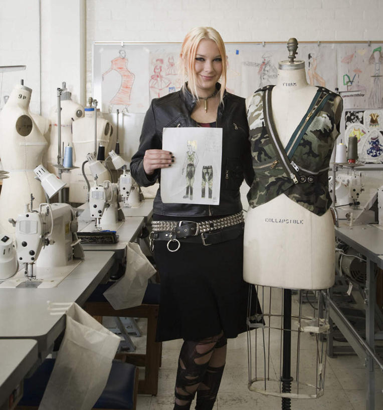 西方人,一个人,设计师,站,笑,微笑,露齿笑,竖图,室内,白天,正面,桌面,桌子,欧洲,欧洲人,仅一个年轻女性,仅一个女性,仅一个人,握,服装,木制,人造模特,图纸,墙,设计图,拿,拿着,注视,休闲装,墙壁,墙面,衣服,白色,木制品,观察,看,站着,服装设计师,休闲,休闲服,握着,服饰,道具,观看,察看,关注,服装师,模特道具,时装道具,年轻女性,女人,女性,白种人,美术设计员,设计,设计家,设计者,站立,半身,彩图,纸样,服装纸样,服装样板,服装设计,服装模板,包布模特,服装立裁人台,人台,试衣模特,试衣人台