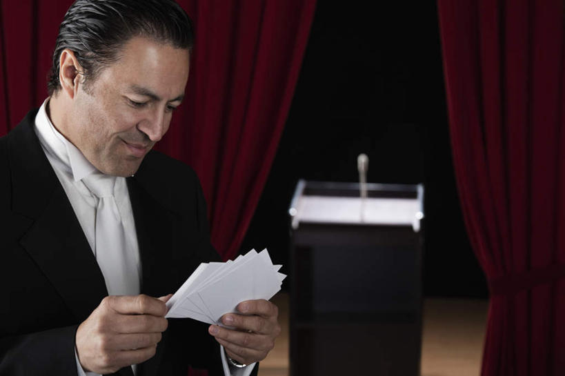 西方人,一个人,舞台,站,笑,微笑,横图,室内,白天,正面,衬衫,西装,欧洲,欧洲人,仅一个男性,仅一个人,仅一个中年男性,握,套装,正装,纸,领带,拿,拿着,注视,职业装,话筒,讲台,低头,观察,看,站着,握着,帷幕,观看,察看,麦克风,关注,扩音器,帷幔,演说台,幕布,稿子,演讲稿,幕帘,传声器,演讲台,微音器,帷幔布,男人,男性,中年男性,白种人,表演台,站立,半身,彩图,衬衣