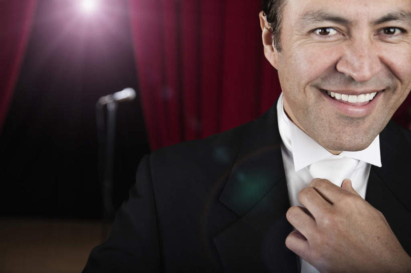 西方人,一个人,舞台,站,笑,微笑,露齿笑,横图,室内,白天,正面,衬衫,西装,欧洲,欧洲人,仅一个男性,仅一个人,仅一个中年男性,握,阴影,套装,正装,朦胧,模糊,光线,影子,支架,灯光,领带,注视,职业装,架子,红色,话筒,观察,看,站着,握着,帷幕,观看,支撑,察看,麦克风,关注,扩音器,帷幔,话筒架,幕布,幕帘,传声器,微音器,帷幔布,男人,男性,中年男性,白种人,表演台,站立,半身,彩图,眩光,衬衣,麦克风架