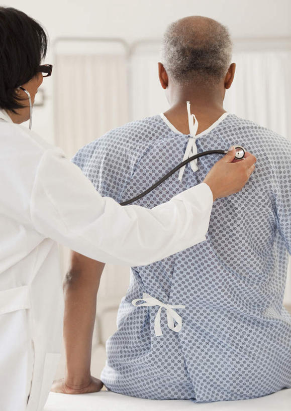 西方人,两个人,医生,病人,医院,站,坐,竖图,室内,白天,工作服,制服,窗户,床,欧洲,非洲,黑人,欧洲人,握,眼镜,床单,拿,拿着,被子,玻璃窗,背面,病床,听诊器,站着,医护人员,医疗人员,握着,医疗设备,被单,病患,医疗器械,医疗工具,近视眼镜,医疗机构,病号服,工作制服,检测工具,男人,男性,女人,女性,中年男性,中年女性,白种人,非洲人,大夫,患者,就医者,站立,坐着,半身,彩图,工作套服,病院,诊所,病患服,护理床,医疗床