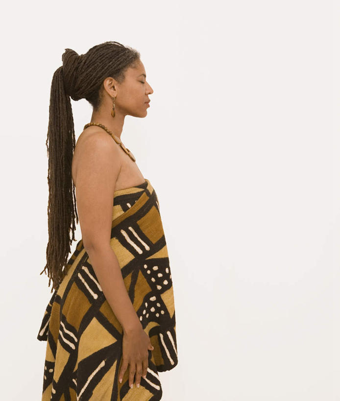 西方人,一个人,站,闭眼,竖图,室内,白天,白色背景,侧面,裙子,欧洲,非洲,黑人,欧洲人,仅一个女性,仅一个人,连衣裙,装饰,头饰,发饰,饰品,站着,仅一个中年女性,摄影,影棚,吊带裙,华丽,修饰,点缀,头绳,配饰,衬托,美观,雅致,雅观,女人,女性,中年女性,非洲人,闭眼睛,闭着眼,闭着眼睛,站立,半身,彩图,影棚拍摄,拍摄,发绳