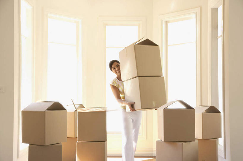 西方人,一个人,站,捧,笑,微笑,露齿笑,横图,室内,白天,正面,窗户,欧洲,欧洲人,仅一个年轻女性,仅一个女性,仅一个人,服装,包装,纸箱,墙,注视,休闲装,玻璃窗,墙壁,墙面,衣服,白色,容器,箱子,观察,看,站着,休闲,休闲服,服饰,观看,搬家,察看,迁移,关注,纸板箱,包装箱,迁居,乔迁,搬迁,年轻女性,女人,女性,白种人,端,端着,捧着,手捧,站立,半身,彩图