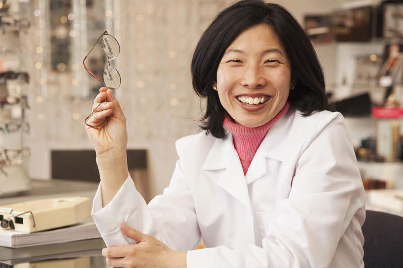 东方人,一个人,商店,站,笑,微笑,露齿笑,横图,室内,白天,正面,工作服,制服,亚洲,仅一个女性,仅一个人,握,眼镜,墙,拿,拿着,注视,黄种人,商铺,货架,架子,墙壁,墙面,观察,看,站着,仅一个中年女性,握着,观看,验光师,察看,关注,陈列架,近视眼镜,眼镜店,超市货架,市肆,商号,工作制服,女人,女性,中年女性,亚洲人,站立,半身,彩图,工作套服,店铺