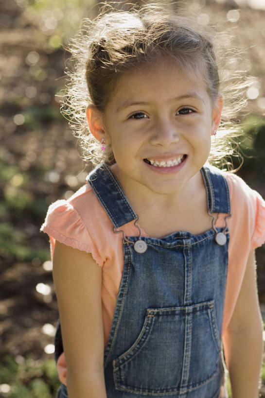 西方人,儿童,一个人,农田,站,笑,微笑,露齿笑,竖图,俯视,室外,白天,纯洁,庄稼,农作物,欧洲,欧洲人,仅一个女性,仅一个人,阴影,服装,裤子,朦胧,模糊,光线,影子,注视,休闲装,小孩,衣服,阳光,看,站着,仅一个小孩,休闲,思考,休闲服,背带裤,考虑,可爱,童年,童趣,服饰,关注,童真,烂漫,无邪,饭单裤,工装裤,天真,女孩,女人,女性,白种人,孩子,抬头,仰头,站立,半身,彩图,高角度拍摄,耕地,庄稼田,女生