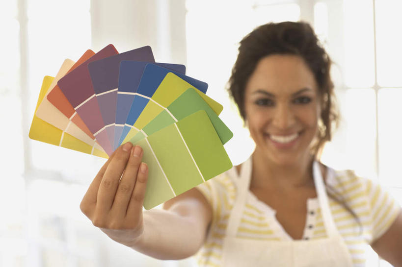 西方人,一个人,站,笑,微笑,露齿笑,横图,彩色,室内,白天,正面,工作服,制服,窗户,欧洲,欧洲人,仅一个年轻女性,仅一个女性,仅一个人,握,朦胧,模糊,围裙,系统,拿,拿着,注视,玻璃窗,观察,看,站着,比较,色彩,颜色,握着,对比,观看,色阶卡,色卡,颜色卡,色板,察看,关注,选择,标准,比色卡,工作制服,色标卡,年轻女性,女人,女性,白种人,站立,半身,彩图,工作套服