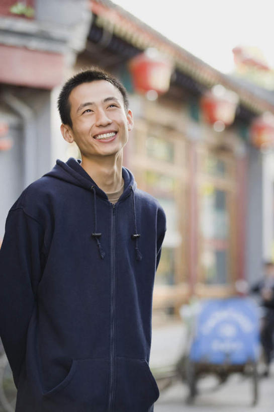 东方人,一个人,家,站,笑,微笑,露齿笑,竖图,室外,白天,正面,照明,亚洲,仅一个男性,仅一个人,服装,朦胧,模糊,灯笼,纸灯笼,房屋,屋子,注视,休闲装,黄种人,楼房,住宅,仅一个年轻男性,衣服,灯具,观察,看,站着,休闲,休闲服,瓦房,服饰,观看,照亮,察看,照明设备,关注,背手,男人,男性,年轻男性,亚洲人,站立,半身,彩图,房子