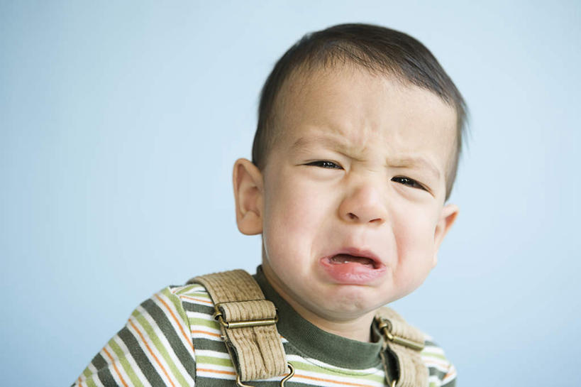 东方人,西方人,婴儿,儿童,嘴,一个人,站,哭,横图,室内,白天,正面,纯洁,欧洲,欧洲人,亚洲,仅一个人,蓝色背景,服装,裤子,注视,休闲装,黄种人,小孩,衣服,嘟嘴,观察,看,站着,休闲,休闲服,撅嘴,背带裤,可爱,眼泪,摄影,服饰,活泼,影棚,观看,察看,泪水,关注,宝宝,纯真,烂漫,无邪,饭单裤,工装裤,伶俐,天真,白种人,亚洲人,孩子,嘴巴,嘴唇,站立,半身,彩图,影棚拍摄,哭泣,哭啼,拍摄