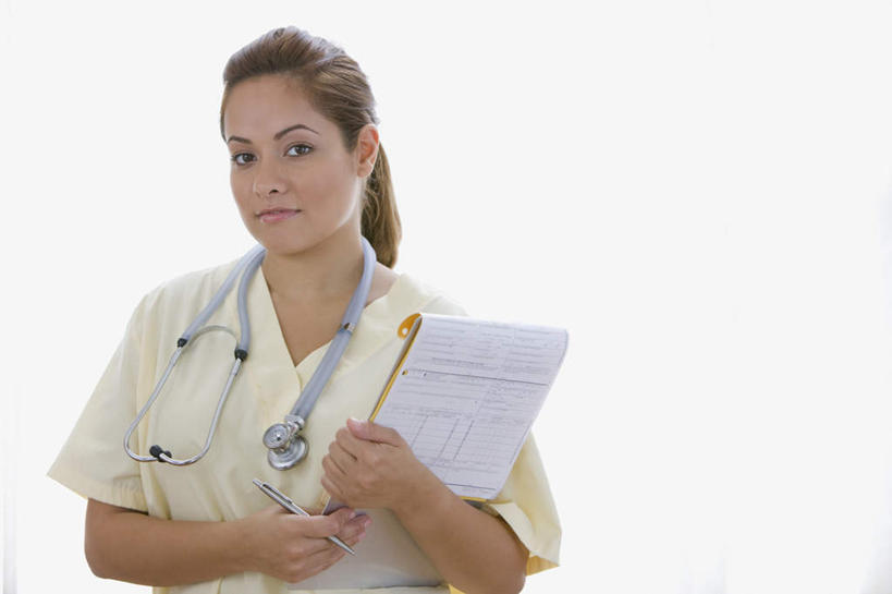 西方人,一个人,医生,站,笑,微笑,横图,室内,白天,白色背景,正面,工作服,制服,欧洲,欧洲人,仅一个年轻女性,仅一个女性,仅一个人,握,材料,档案,文件,纸,拿,拿着,注视,手稿,听诊器,资料,观察,记录,看,站着,医护人员,医疗人员,握着,摄影,影棚,观看,证明,察看,医疗设备,白大褂,关注,文档,医疗器械,医疗工具,记载,工作制服,记实,纪录,检测工具,年轻女性,女人,女性,白种人,大夫,站立,半身,彩图,影棚拍摄,工作套服,拍摄,病历