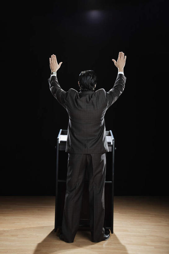 西方人,一个人,商务人士,商务男性,站,举,竖图,室内,白天,衬衫,地板,欧洲,欧洲人,仅一个男性,仅一个人,仅一个中年男性,阴影,黑色背景,套装,反射,影子,地面,木地板,背面,讲台,托,演讲,站着,摄影,影棚,报告,演说,演说台,商务装,宣传,工薪阶层,演讲台,鼓动,讲演,男人,男性,中年男性,白种人,白领,上班族,举起,举手,举着,向上举,向上伸,向上托,站立,彩图,全身,影棚拍摄,衬衣,拍摄