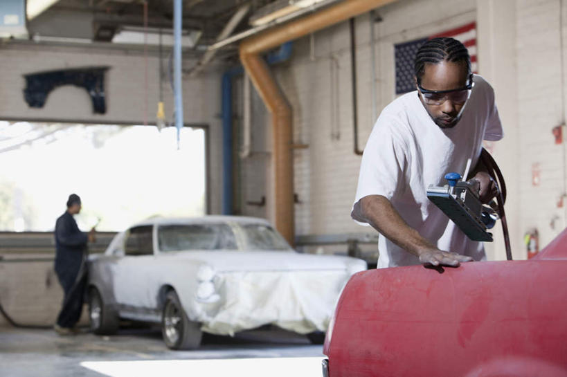 西方人,两个人,伙伴,朋友,机修工,工厂,站,横图,室内,白天,正面,友谊,安全,合作,团队,车间,汽车,旗帜,国旗,欧洲,非洲,黑人,欧洲人,弯腰,握,服装,破碎,工具,眼镜,墙,防护,拿,拿着,注视,休闲装,星条旗,墙壁,墙面,车,工人,衣服,交通工具,轿车,观察,看,站着,休闲,休闲服,战略,握着,美国国旗,服饰,观看,护目镜,保护,察看,切割,关注,载具,保险,整形,保全,周全,安稳,安定,弯身,联合,合谋,安全防护眼镜,磨砂机,配合,平安,协作,男人,男性,年轻男性,白种人,非洲人,机械师,机修工人,旗,站立,半身,彩图,制造厂,美利坚合众国国旗,防护眼镜,割