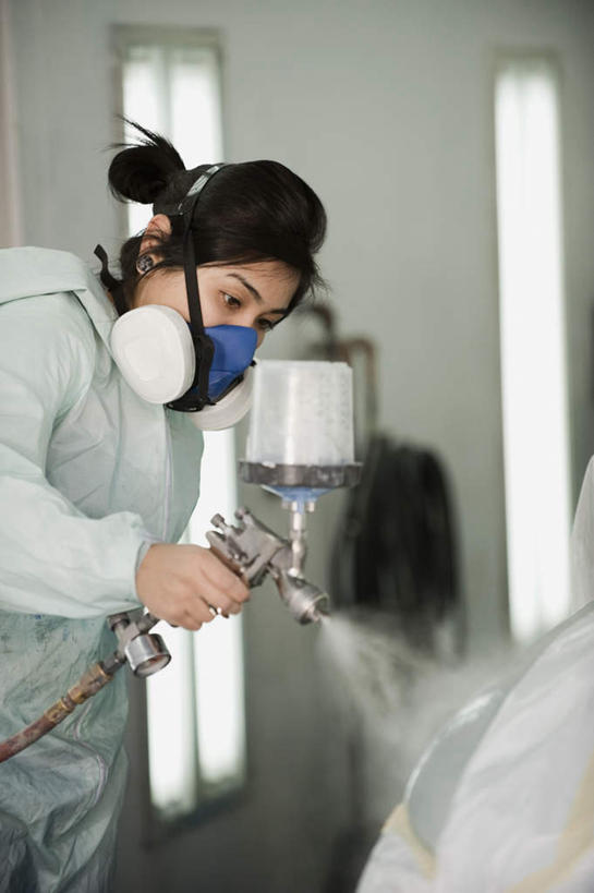 西方人,一个人,机修工,工厂,站,竖图,室内,白天,侧面,工作服,制服,安全,车间,机器,汽车,欧洲,欧洲人,仅一个年轻女性,仅一个女性,仅一个人,握,飞溅,溅,分离,面具,器材,液体,水滴,防护,过滤,拿,分开,拿着,注视,车,水珠,工人,交通工具,轿车,观察,看,站着,机械,隔断,握着,遮掩,观看,保护,隔离,察看,掩盖,遮挡,关注,喷洒,面罩,净化,载具,间隔,喷雾器,防毒面具,遮盖,掩饰,断绝,隔开,屏蔽,屏绝,远离,中断,阻遏,阻隔,导气管,防护器材,滤毒罐,工作制服,年轻女性,女人,女性,白种人,机械师,机修工人,站立,半身,彩图,工作套服,制造厂,油漆喷雾器