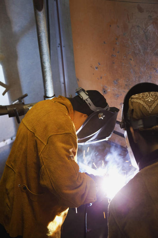 西方人,背部,两个人,伙伴,朋友,站,竖图,室内,白天,正面,工作服,制服,友谊,安全,合作,团队,欧洲,欧洲人,连接,弯腰,握,组合,朦胧,模糊,防护,拿,拿着,注视,工人,建筑工地,观察,看,站着,战略,握着,观看,保护,电焊,焊接,察看,紧固,关注,面罩,拼接,拼凑,保险,焊枪,拼合,凑集,聚合,撮合,保全,周全,安稳,安定,牢固,弯身,联合,合谋,地盘,建筑地盘,施工地盘,电弧焊,工作制服,配合,平安,协作,男人,男性,年轻男性,年轻女性,女人,女性,白种人,站立,半身,彩图,工作套服,工地,电焊面罩