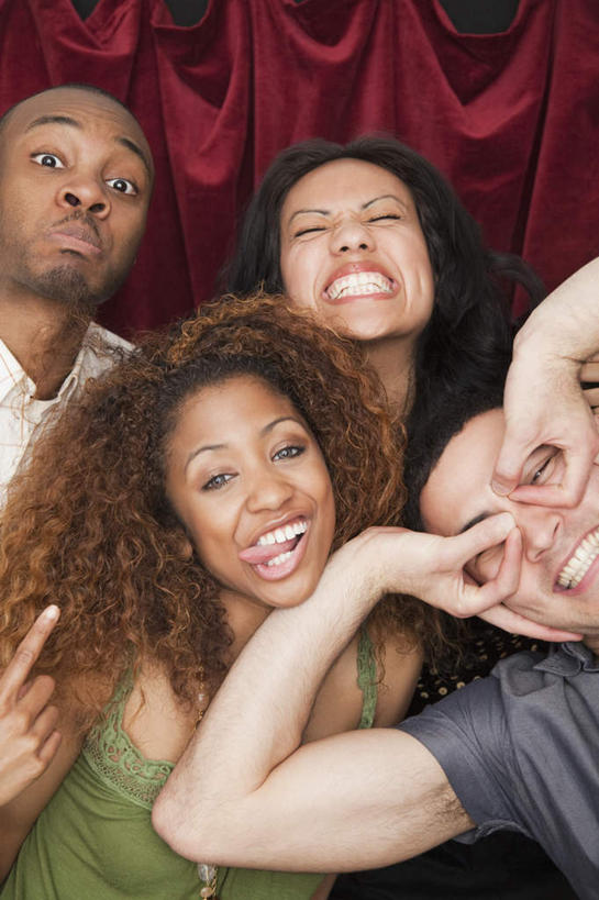 西方人,四个人,伙伴,朋友,站,闭眼,笑,微笑,露齿笑,竖图,室内,正面,爱情,友谊,窗帘,欧洲,非洲,黑人,欧洲人,服装,装饰,圆形,望远镜,浪漫,注视,休闲装,拍照,衣服,红色,帘子,观察,看,手势,站着,休闲,温暖,温馨,休闲服,遮阳,恩爱,自拍,恋人,摄影,服饰,观看,华丽,修饰,点缀,和睦,察看,食指,关注,环形,远视镜,瞭望镜,衬托,美观,雅致,雅观,大头贴,贴纸相,友情,男人,男性,年轻男性,年轻女性,女人,女性,非洲人,大拇指,情侣,闭眼睛,闭着眼,闭着眼睛,站立,半身,彩图,照相,伴侣,融洽,千里镜