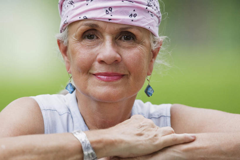 西方人,脸,头,脸颊,手,一个人,笑,微笑,横图,室外,特写,白天,正面,草地,草坪,植物,欧洲,欧洲人,双手,仅一个女性,仅一个人,服装,朦胧,模糊,注视,休闲装,肩膀,装饰品,草,衣服,绿色,耳环,饰品,手链,首饰,观察,看,休闲,手部,休闲服,搭,服饰,手镯,仅一个老年女性,观看,察看,搭着,关注,镯子,耳饰,老年女性,女人,女性,白种人,头部,脸部,脸蛋,面部,半身,彩图