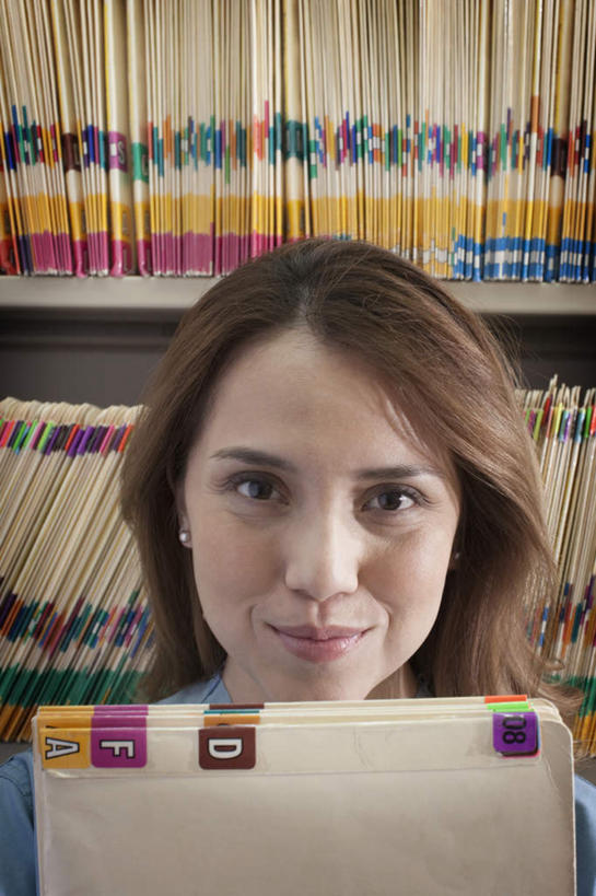 西方人,脸,头,脸颊,一个人,护士,医院,笑,微笑,竖图,室内,特写,白天,正面,欧洲,欧洲人,仅一个女性,仅一个人,一排,整齐,材料,档案,文件,纸,注视,排列,手稿,资料,观察,记录,看,仅一个中年女性,观看,证明,察看,白衣天使,队列,关注,文档,医疗机构,记载,记实,纪录,女人,女性,中年女性,白种人,头部,脸部,脸蛋,面部,半身,彩图,病院,诊所,病历