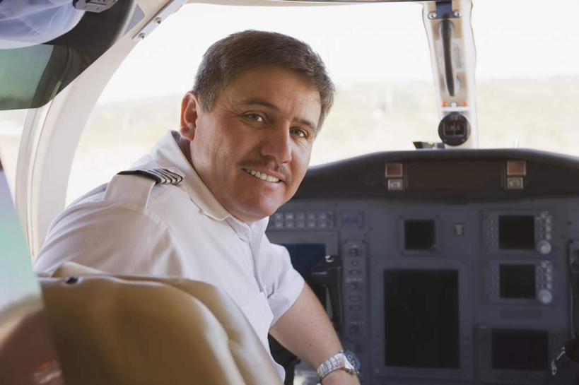 西方人,一个人,飞行员,坐,笑,微笑,露齿笑,横图,室内,白天,侧面,衬衫,飞机,欧洲,欧洲人,仅一个男性,仅一个人,仅一个中年男性,服装,时间,标志,时钟,手表,数字,文字,字符,指针,交通,计时,扭头,注视,航空,标识,衣服,钟表,交通工具,观察,看,转头,表,运输,阿拉伯数字,服饰,一架,观看,腕表,察看,客机,衣着,穿着,关注,载具,仪表盘,衣饰,男人,男性,中年男性,白种人,飞行人员,钟,坐着,半身,彩图,衬衣