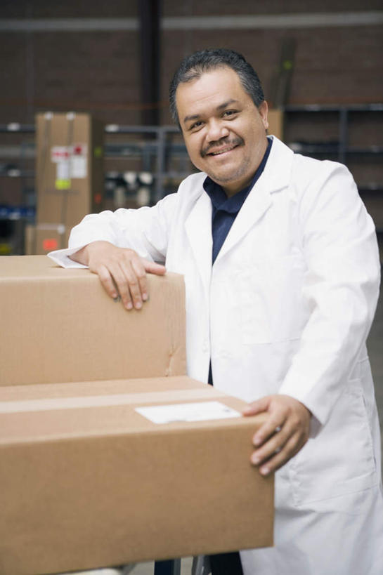 西方人,一个人,工厂,站,笑,微笑,露齿笑,竖图,室内,白天,正面,欧洲,欧洲人,仅一个男性,仅一个人,仅一个中年男性,握,服装,包装,纸箱,拿,仓库,拿着,注视,衣服,白色,容器,箱子,观察,看,站着,握着,服饰,观看,察看,衣着,白大褂,穿着,关注,纸板箱,实验服,包装箱,衣饰,男人,男性,中年男性,白种人,站立,半身,彩图,工地,制造厂,实验衣