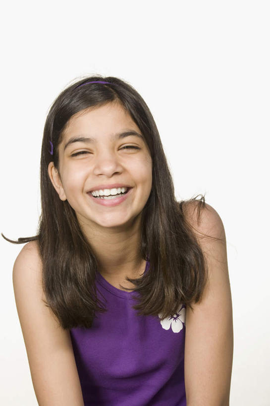 西方人,儿童,一个人,笑,微笑,露齿笑,竖图,室内,白天,白色背景,正面,纯洁,欧洲,欧洲人,仅一个女性,仅一个人,服装,注视,休闲装,小孩,衣服,紫色,观察,看,仅一个小孩,休闲,眯眼,休闲服,可爱,童年,童趣,眯,摄影,服饰,影棚,观看,察看,关注,童真,烂漫,无邪,天真,女孩,女人,女性,白种人,孩子,半身,彩图,影棚拍摄,拍摄,女生