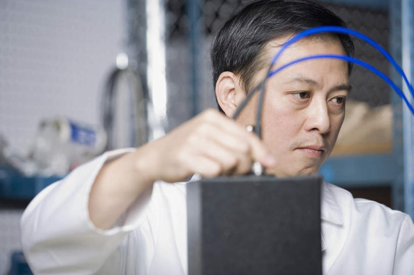 东方人,一个人,坐,横图,室内,白天,正面,亚洲,仅一个男性,仅一个人,仅一个中年男性,握,服装,电力,电线,线,电能,拿,线路,拿着,注视,黄种人,衣服,白色,观察,看,握着,服饰,观看,修理,电,电源,电源线,察看,衣着,白大褂,穿着,关注,能量,实验服,衣饰,补缀,修缮,男人,男性,中年男性,亚洲人,坐着,半身,彩图,实验衣