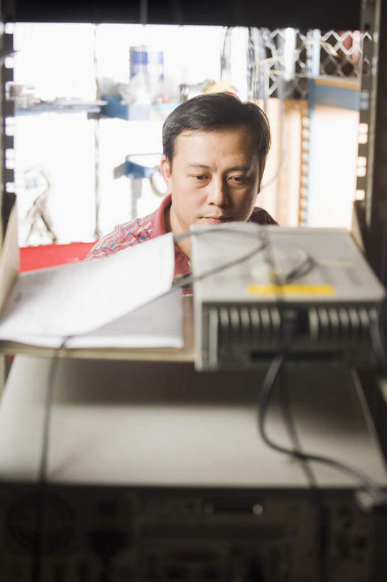 东方人,一个人,机修工,站,竖图,俯视,室内,白天,电脑,显示器,鼠标,键盘,亚洲,仅一个男性,仅一个人,仅一个中年男性,服装,电力,网络,电线,线,电能,线路,注视,休闲装,黄种人,输入设备,通讯设备,工人,衣服,观察,看,站着,休闲,休闲服,台式电脑,服饰,观看,修理,电,电源,电源线,察看,关注,通信设备,能量,输出设备,补缀,修缮,男人,男性,中年男性,亚洲人,机械师,机修工人,站立,半身,彩图,高角度拍摄