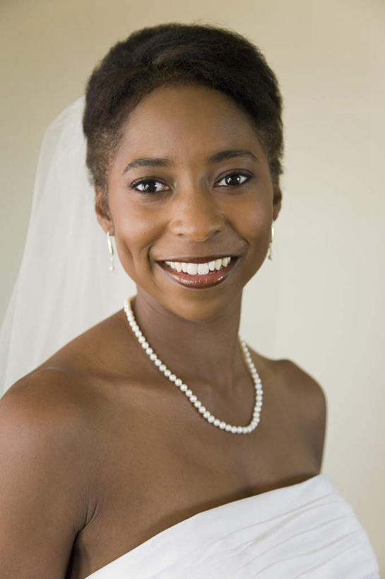 西方人,一个人,新娘,站,笑,微笑,露齿笑,竖图,室内,白天,正面,婚纱,婚礼,快乐,项链,欧洲,非洲,黑人,欧洲人,仅一个女性,仅一个人,头纱,庆祝,结婚,注视,装饰品,饰品,首饰,观察,看,站着,仅一个中年女性,喜庆,摄影,影棚,观看,纪念,察看,关注,女人,女性,中年女性,非洲人,站立,半身,彩图,影棚拍摄,婚礼服,礼服,高兴,拍摄,婚礼头纱