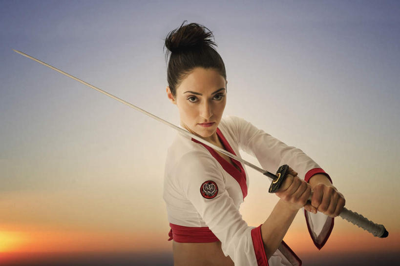 西方人,一个人,站,横图,室外,白天,正面,竞争,日落,欧洲,欧洲人,仅一个年轻女性,仅一个女性,仅一个人,一把,对抗,握,服装,冲突,武士刀,晚霞,霞光,落日,刀具,拿,拿着,注视,破坏,衣服,白色,黄昏,刀,观察,看,站着,武器,彩霞,战争,握着,服饰,观看,损坏,察看,攻击,威胁,衣着,穿着,对立,关注,矛盾,兵器,防御,日本刀,敌对,挫败,斗争,抗拒,抗衡,冷兵器,凶器,杀伤,威慑,东洋刀,东瀛刀,日本武士刀,衣饰,夕照,危险,年轻女性,女人,女性,白种人,夕阳,站立,半身,彩图,斜阳,练功服