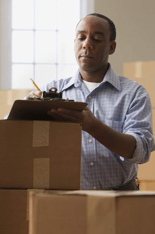 西方人,一个人,站,竖图,室内,白天,正面,衬衫,欧洲,非洲,黑人,欧洲人,仅一个男性,仅一个人,仅一个中年男性,一堆,许多,握,阴影,堆叠,堆积,反射,包装,笔,影子,纸箱,办公用品,注视,水笔,文具,容器,学习用品,箱子,低头,观察,看,站着,握着,观看,堆,搬家,文具用品,一支,察看,迁移,书写,关注,纸板箱,记录板,记事板,包装箱,迁居,乔迁,搬迁,誊写,男人,男性,中年男性,非洲人,站立,半身,彩图,衬衣