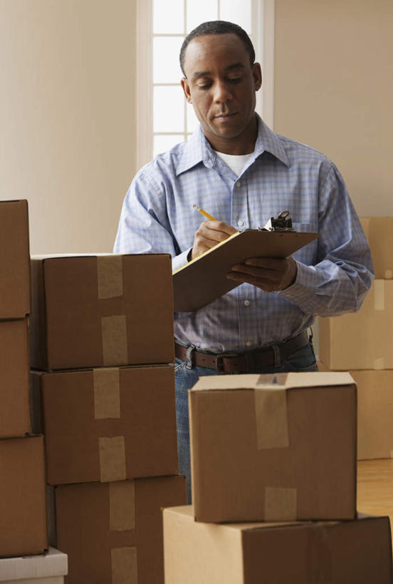 西方人,一个人,站,竖图,室内,白天,正面,衬衫,欧洲,非洲,黑人,欧洲人,仅一个男性,仅一个人,仅一个中年男性,一堆,许多,握,阴影,堆叠,堆积,反射,包装,笔,影子,纸箱,办公用品,注视,水笔,文具,容器,学习用品,箱子,低头,观察,看,站着,握着,观看,堆,搬家,文具用品,一支,察看,迁移,书写,关注,纸板箱,记录板,记事板,包装箱,迁居,乔迁,搬迁,誊写,男人,男性,中年男性,非洲人,站立,半身,彩图,衬衣